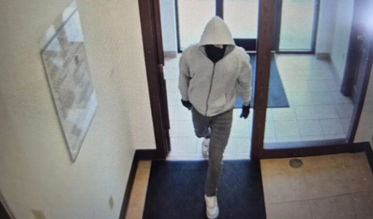 2 U.S. Bank employees dead, person in custody after bank robbery
